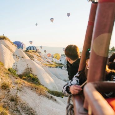 El clima en Capadocia y la estrategia de reservas: Cuándo reservar tu vuelo en globo y tus excursiones